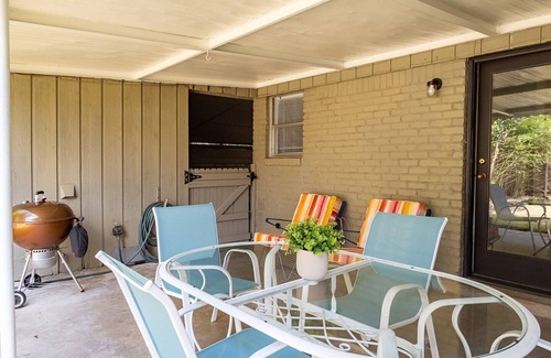 Tarrytown House | Charming retro 2-bedroom bungalow with AC and WiFi in cool Austin