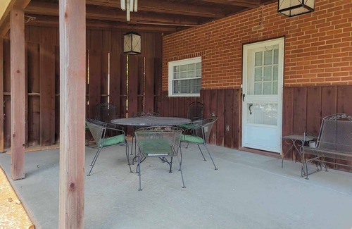 Morgantown House | Charming retro house on University Ave, walking distance from WVU Stadium.