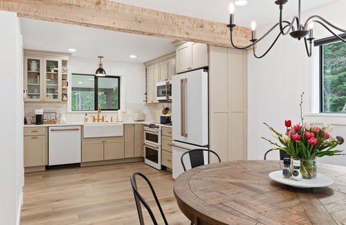 Bonners Ferry Cottage | Charming River Cottage w/AC, Deluxe HotTub,WiFi in Bonners Ferry on the Border!