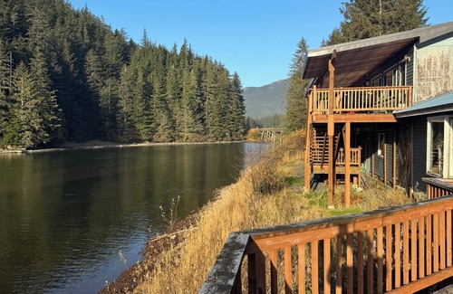 Cordova Apartment | Charming riverfront 2-bedroom apartment with WiFi in Cordova