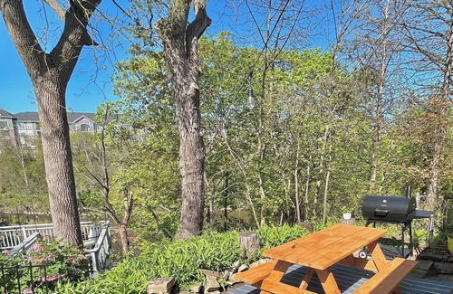 Milwaukee House | Charming Riverfront Home l 4 BR l King Beds I Free Parking I Outdoor Haven