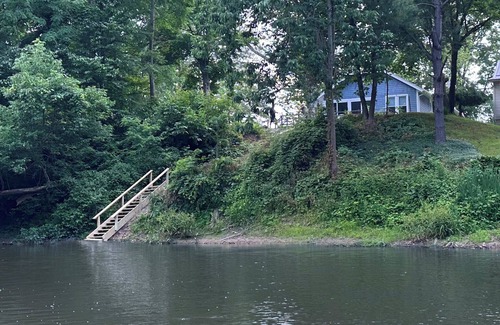 Austinburg House | Charming Riverfront Retreat – Wineries, Kayaking & GOTL