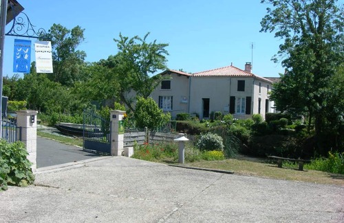 Damvix Cottage | Charming Riverside House with Canoes, Garden, and Nearby Market in Marais Poitevin
