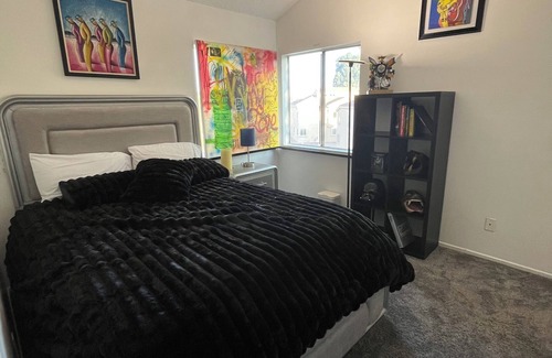 Newhall Condo | Charming Room and a 3-bedroom condo w. Private bathroom Santa Clarita/Art Studio