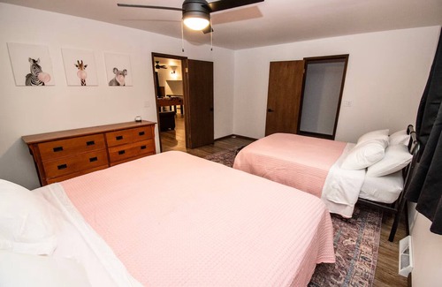 Athelstane Cabin | Charming roomy four seasons lodge for families, friends, and group getaways.