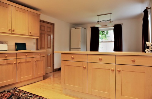 Tetford Cottage | Charming Rose Cottage 3 bedroom home sleeps 7