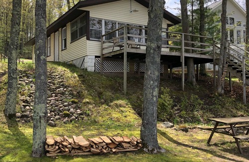 Le Roy House | Charming Rose Lake beach house