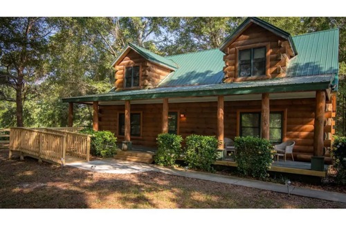 Dowling Park House | Charming rural 3 bedroom log cabin free parking
