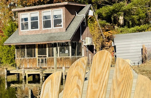 Hollywood House | Charming Rustic Boathouse right on the water!