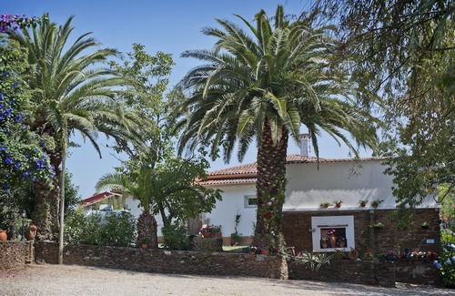 O Rosal Ski Chalet | Charming Rustic Lodge with Pool and Lovely views. Walk to Tapas Bar and Beach.