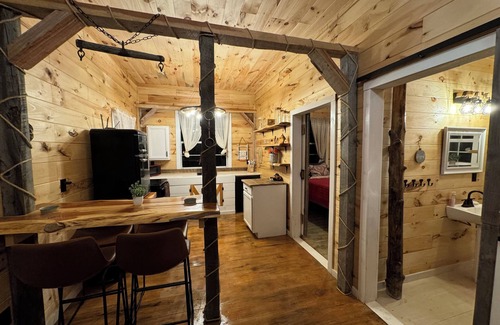 Riceville Cabin | Charming rustic modern 2-bedroom cabin farm stay, privacy & close to town!