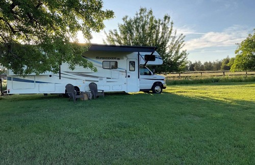 Redmond House | Charming RV with AC in Redmond - Getaway in the Heart of Central Oregon