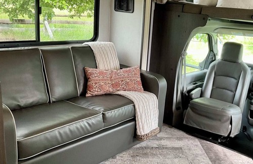 Redmond House | Charming RV with AC in Redmond - Getaway in the Heart of Central Oregon