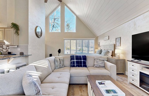 Sapphire Apartment | Charming Sapphire, NC Condo: Cozy, Dog-Friendly, Pool, Golf Course, & More