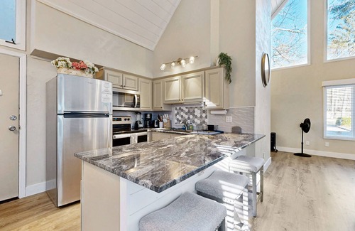 Sapphire Apartment | Charming Sapphire, NC Condo: Cozy, Dog-Friendly, Pool, Golf Course, & More