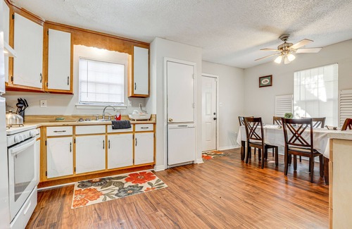 Satsuma House | Charming Satsuma Home ~ 14 Mi to Mobile!