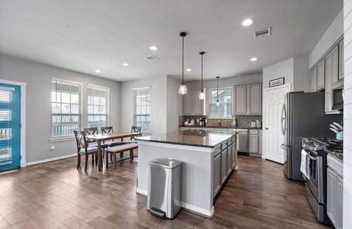 El Lago House | Charming Seabrook Retreat, Close to the Bay