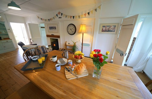 Selsey House | Charming Seaside Home, Full of Character (Old railway carriages) Pet Friendly,