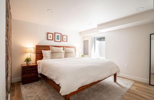 Seattle Metro Area House | Charming Seattle Hideaway - 1 block from lake WA