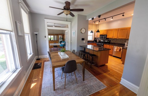 Chicago House | Charming single-family home for 6! FREE Parking!