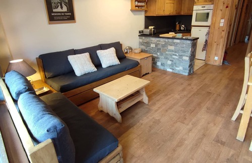 Tignes le Lac Apartment | Charming south-facing apartment at the foot of the ski runs. Close to shops.