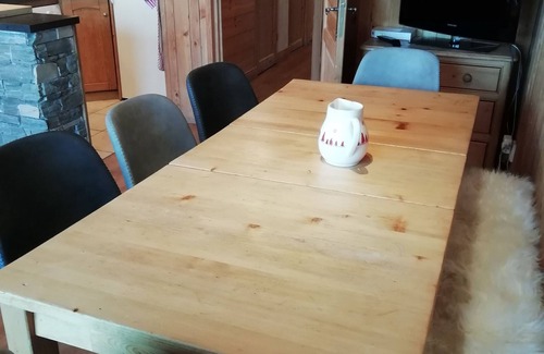 Tignes le Lac Apartment | Charming south-facing apartment at the foot of the ski runs. Close to shops.