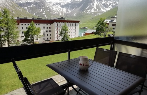 Tignes le Lac Apartment | Charming south-facing apartment at the foot of the ski runs. Close to shops.