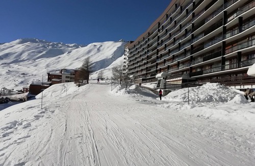 Tignes le Lac Apartment | Charming south-facing apartment at the foot of the ski runs. Close to shops.