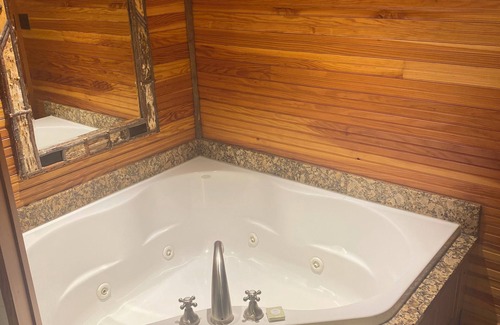 Lake Placid Cabin | Charming spacious 2-bedroom lodge in peaceful Lake Placid with WiFi and Spa