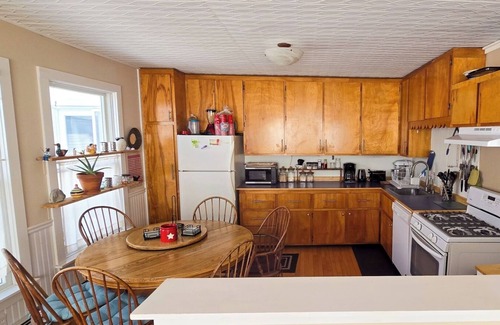 Stonington House | Charming Spacious 2-bed Duplex, Water View in beautiful Stonington with AC, WiFi