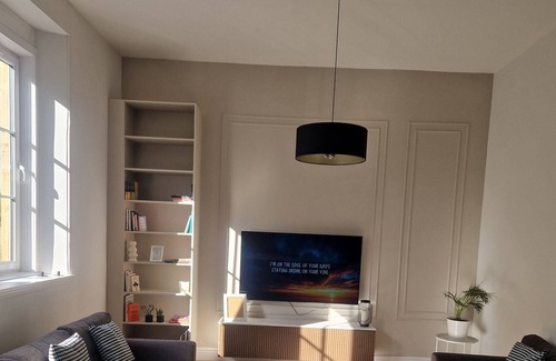 Lasswade Apartment | Charming & Spacious 3-Bedroom Retreat in Edinburgh | Fast WiFi & Cozy Comforts