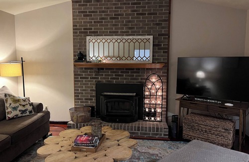 Manor House | Charming, spacious 3-bedroom, 3BA house. Private, convenient, and immaculate.