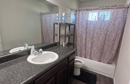 Kyle House | Charming Spacious 4-bedroom house 20 mins from Airport