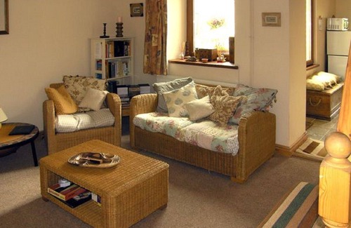 Ammanford House | Charming, Spacious cottage near Gower and Brecon Beacons.Pets welcome free.WI-FI