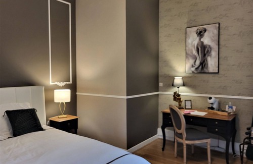 Cluis Bed & Breakfast | Charming Stay at Castle with Breakfast and Parking
