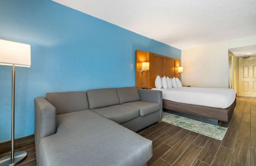 Seabreeze Park Hotel | Charming Stay by the Shore | Balcony w/Stunning Ocean Views for a Relaxing Stay