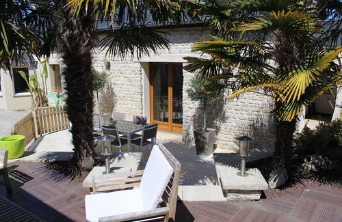 Commes House | Charming stonework, Bayeux and D-Day beaches on the program