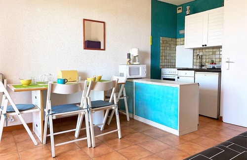 Le Lavandou Apartment | Charming Studio with Sea View, Terrace & Parking, Steps from Shops & Beach in Le Lavandou