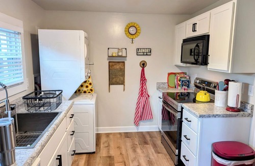 Lexington Apartment | Charming studio cottage just 5 minutes from delightful downtown Lexington!