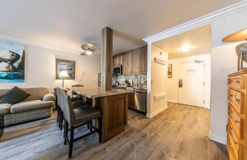 Truckee House | Charming Studio Deluxe w/Full Kitchen #115 at Donner Lake Village