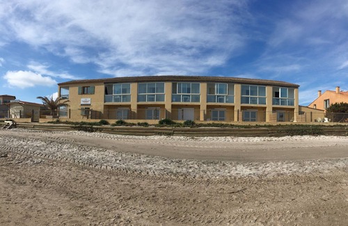 La Capte Apartment | Charming Studio Flat direct beach access AC