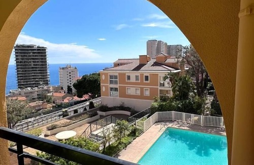 Roquebrune-Cap-Martin Condo | Charming studio in a residence with a swimming pool, tastefully decorated and offering all the comfort you need. Ideally located just steps from the Principality of Monaco and right next to a grocery store open 7 days a week.