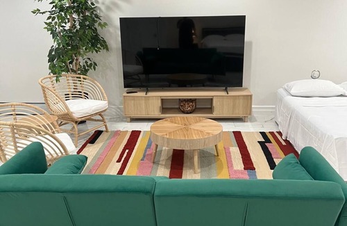 Queens Apartment | Charming studio in brilliant Queens with AC, WiFi