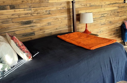 Rio Robles Apartment | Charming studio in marvelous Austin with WiFi, TV, pickleball and lake access