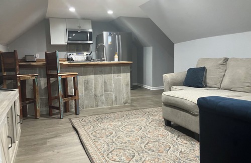 Portsmouth Apartment | Charming studio lounge with WiFi and AC in Portsmouth