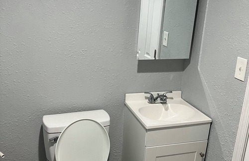 Portsmouth Apartment | Charming studio lounge with WiFi and AC in Portsmouth