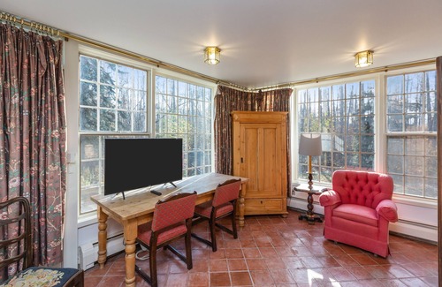 University Area Apartment | Charming studio on three acres with a back deck - close to university - dogs OK