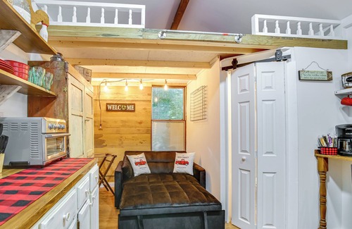 Ballwin Apartment | Charming Studio: Walk to Castlewood State Park!
