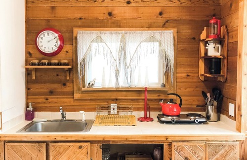 Boulder Apartment | Charming studio with AC and WiFi in lovely Boulder Mountains