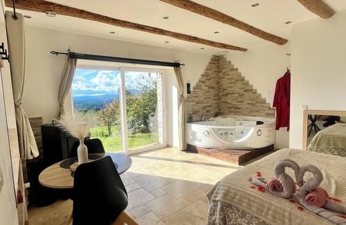 Beaux Other | Charming studio with jacuzzi in the heart of nature.